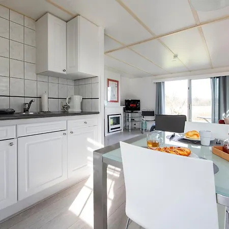 44, Gelegen Nabij De Kampina Met 80 Vennen! Chalet